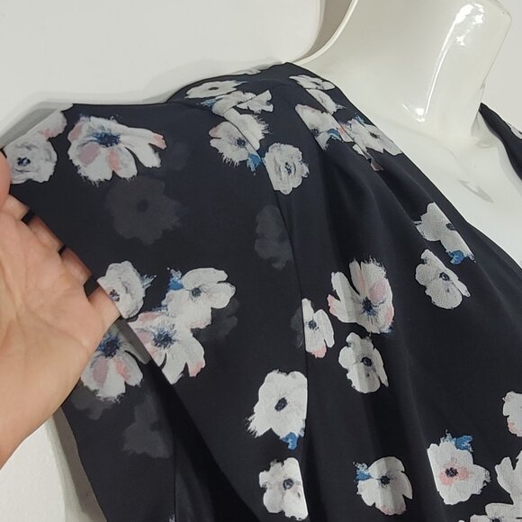 Reitmans Women's Black & White Floral Cap Sleeve V-Neck Wrap Midi Dress - Picture 4 of 12